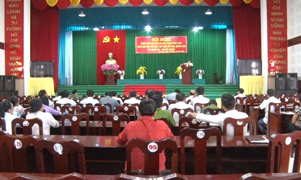 Đức Ho&agrave;: Triển khai văn bản ph&aacute;p luật về lĩnh vực văn ho&aacute;