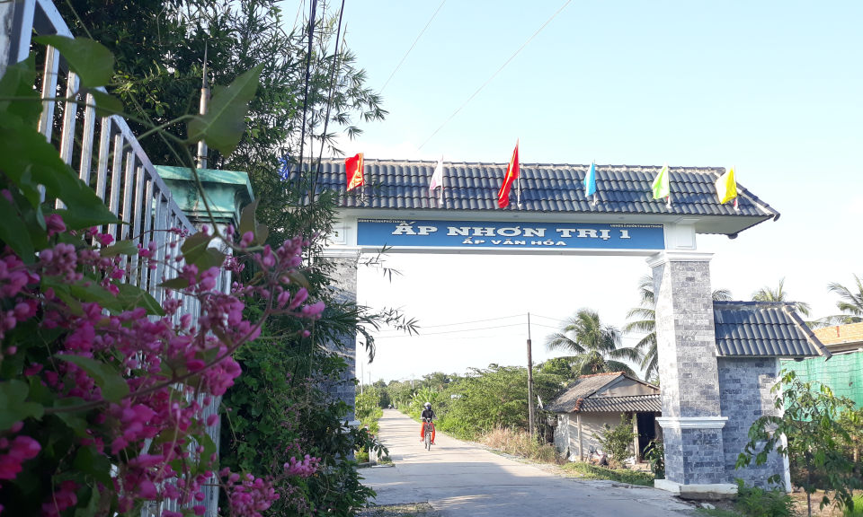 TP T&acirc;n An: X&acirc;y dựng n&ocirc;ng th&ocirc;n mới nh&igrave;n từ cổng ch&agrave;o văn ho&aacute;