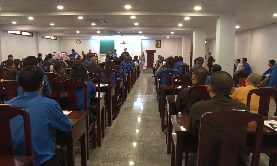 Đức Ho&agrave;: Giao lưu thanh ni&ecirc;n t&ocirc;n gi&aacute;o