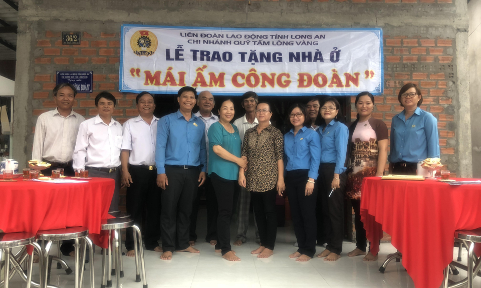 Thủ Thừa: Trao tặng m&aacute;i ấm c&ocirc;ng đo&agrave;n