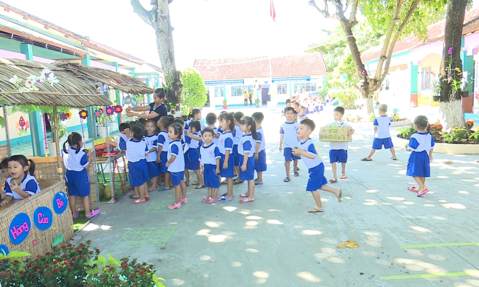 Đo&agrave;n thẩm định c&ocirc;ng nhận trường đạt chuẩn quốc gia l&agrave;m việc tại Đức Ho&agrave;