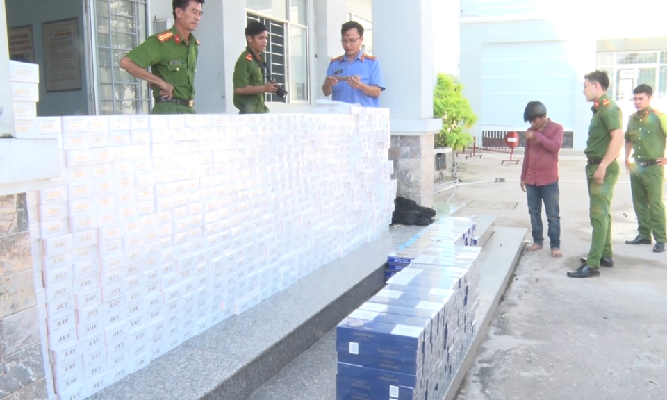 Đức H&ograve;a: Bắt quả tang vụ bu&ocirc;n lậu tr&ecirc;n 8000 g&oacute;i thuốc l&aacute; ngoại nhập lậu