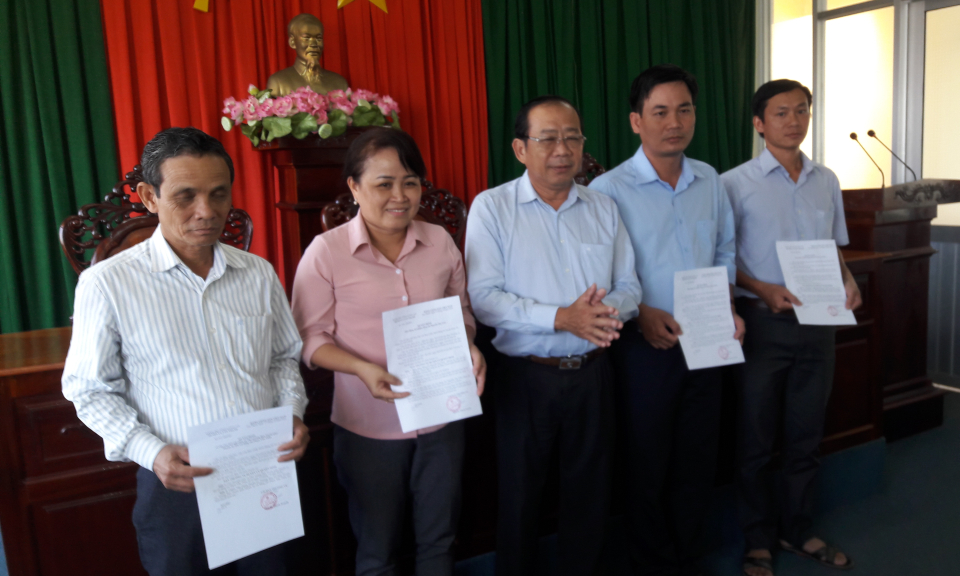 T&acirc;n Thạnh: Trao quyết định về c&ocirc;ng t&aacute;c c&aacute;n bộ