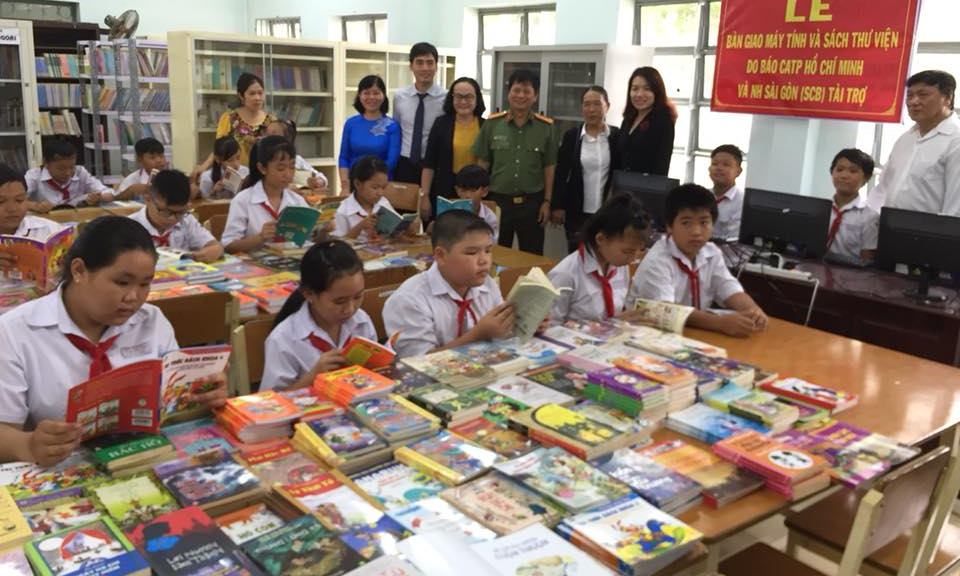 Đức H&ograve;a: Trao m&aacute;y t&iacute;nh v&agrave; s&aacute;ch tham khảo cho trường THCS L&ecirc; Quang Thẩm