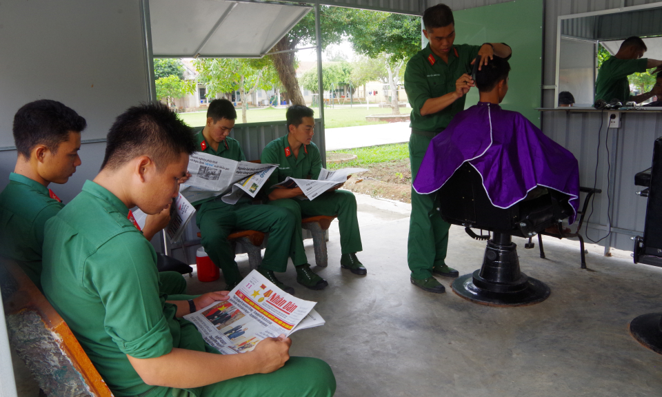 Tiệm cắt t&oacute;c chiến sĩ