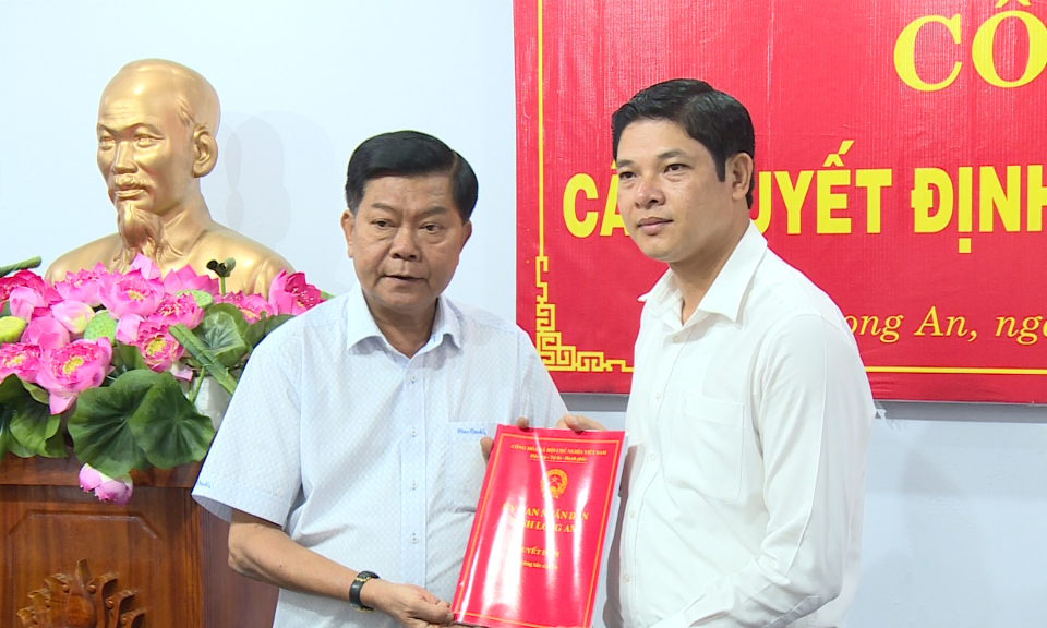 Chủ tịch UBND tỉnh Long An: Trao quyết định về c&ocirc;ng t&aacute;c c&aacute;n bộ