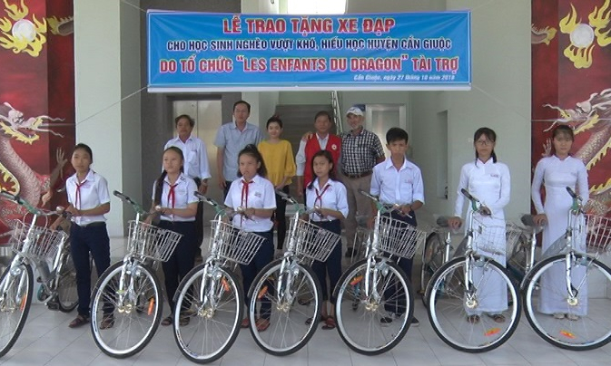 Cần Giuộc: Tặng xe đạp cho học sinh ngh&egrave;o vượt kh&oacute;