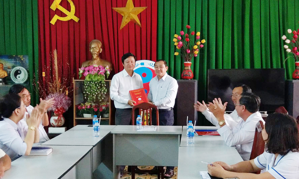 Sở Y tế Long An trao Quyết định về c&ocirc;ng t&aacute;c c&aacute;n bộ