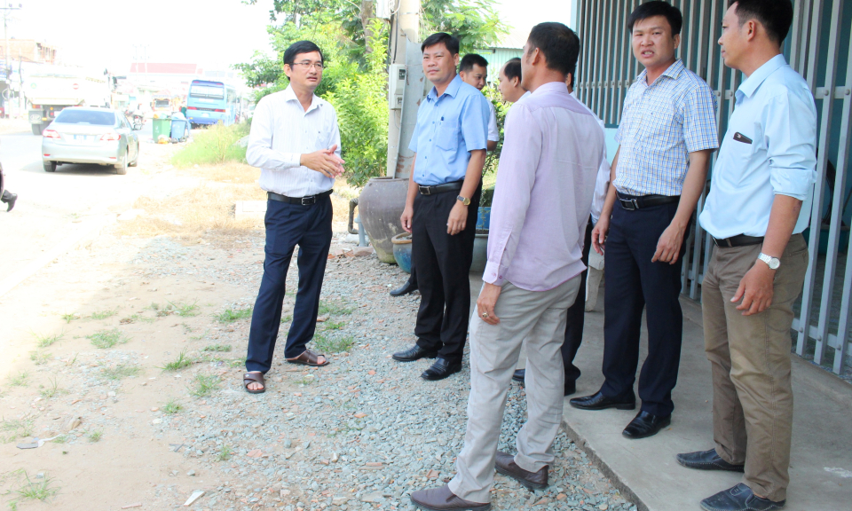 Ph&oacute; Chủ tịch UBND tỉnh Phạm Văn Cảnh kiểm tra tiến độ thi c&ocirc;ng đường tỉnh 826