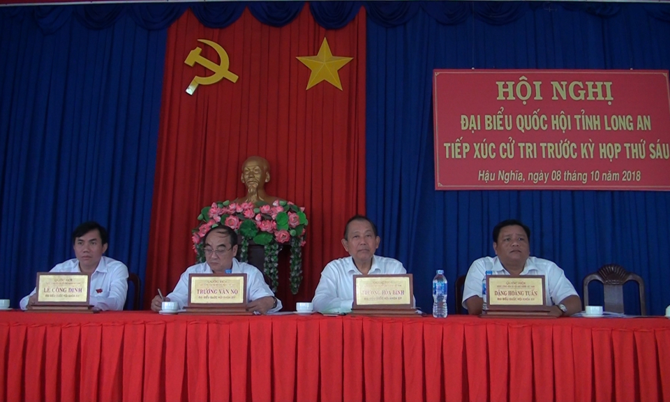 Ph&oacute; Thủ tướng Trương Ho&agrave; B&igrave;nh tiếp x&uacute;c cử tri huyện Đức Ho&agrave;