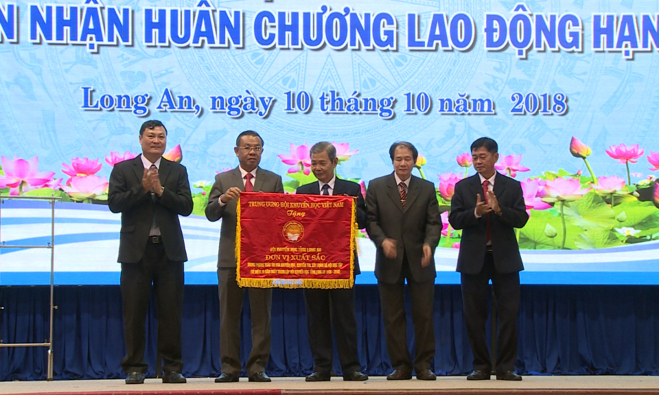 Long An: H&ocirc;̣i khuy&ecirc;́n học tỉnh đón nh&acirc;̣n Hu&acirc;n chương Lao đ&ocirc;̣ng hạng Nhì