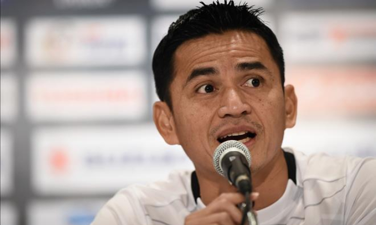 HLV Kiatisuk thừa nhận b&oacute;ng đ&aacute; Việt Nam tiến gần đẳng cấp của Th&aacute;i Lan