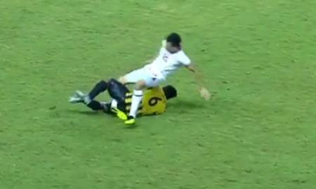 Tuyển thủ U19 Tajikistan g&atilde;y ch&acirc;n sau pha v&agrave;o b&oacute;ng của đối phương