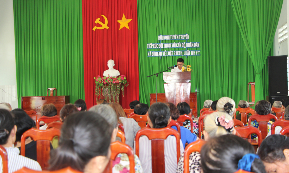 Thủ Thừa: Tuy&ecirc;n truyền tiếp x&uacute;c đối thoại về luật BHXH, luật BHYT