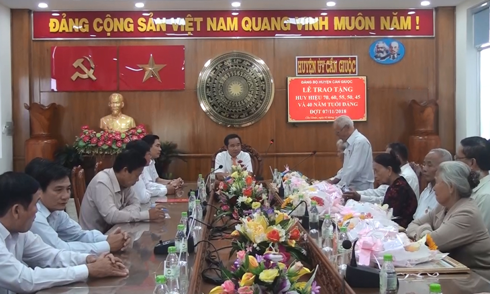 Cần Giuộc trao tặng Huy hiệu Đảng đợt 7/11 cho 8 đảng vi&ecirc;n