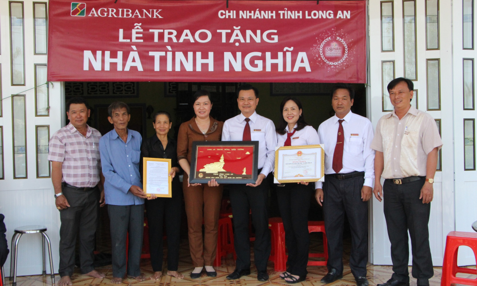 AGRIBANK TRAO TẶNG NH&Agrave; CHO GIA Đ&Igrave;NH CH&Iacute;NH S&Aacute;CH