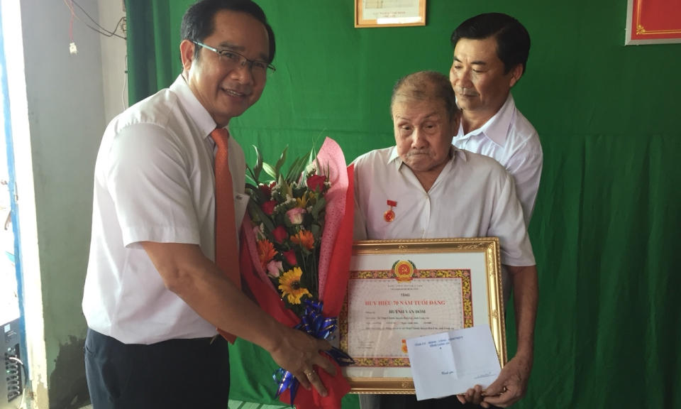 Bến Lức, Đức H&ograve;a trao tặng huy hiệu đảng