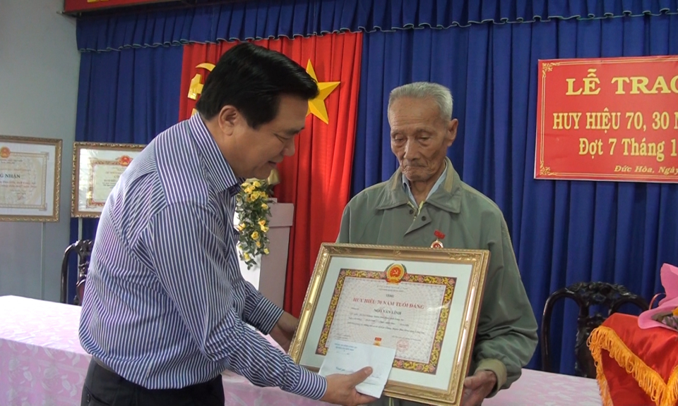 B&iacute; thư Tỉnh Ủy Long An dự lễ trao huy hiệu Đảng tại Đức H&ograve;a