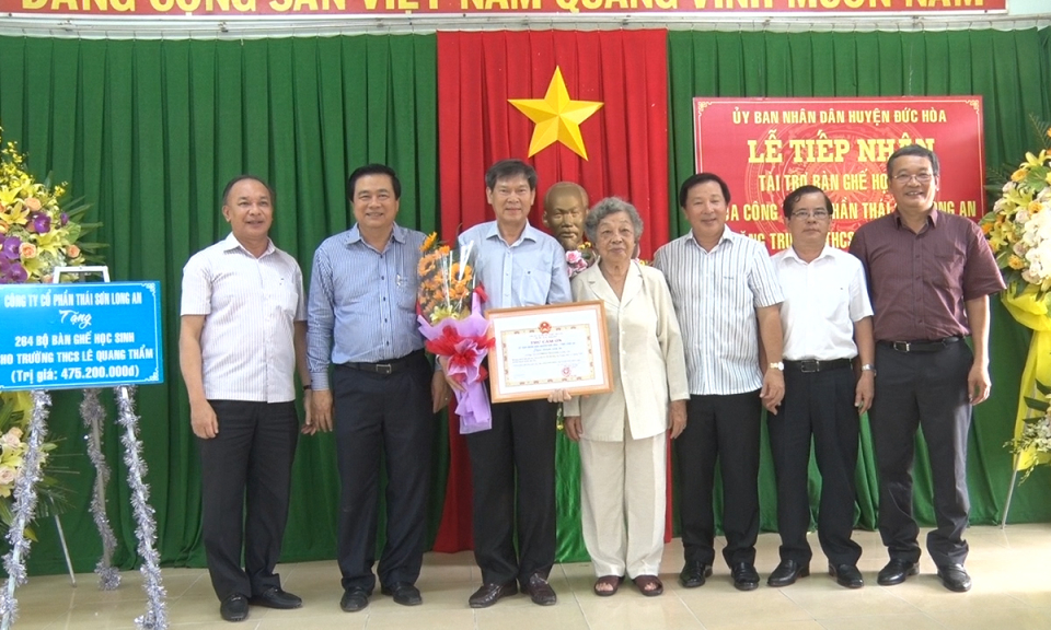 Trường THCS L&ecirc; Quang Thẩm tiếp nhận 264 bộ b&agrave;n ghế