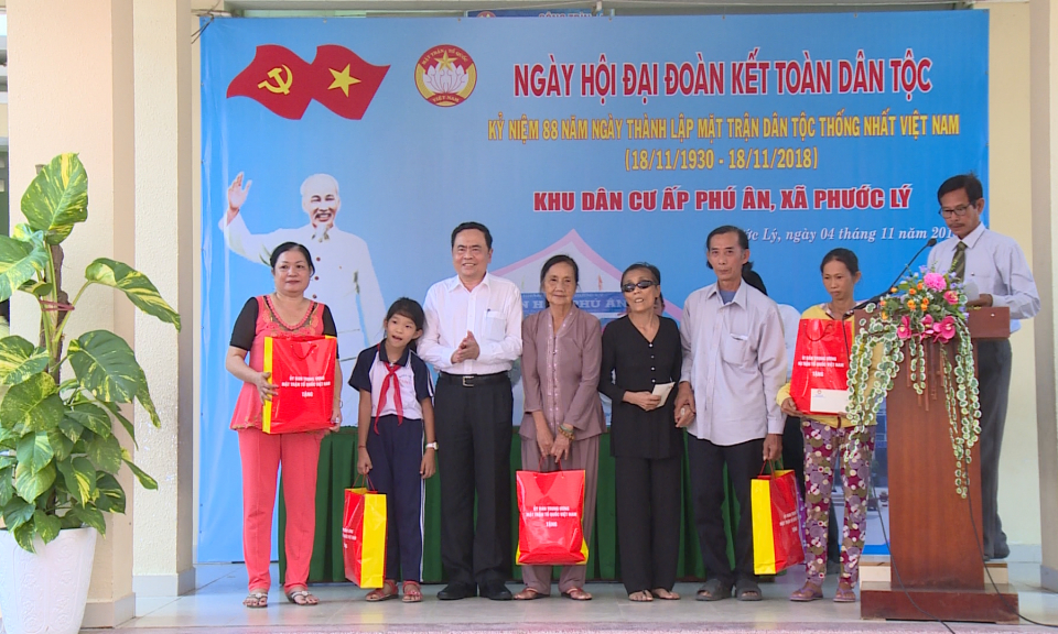 Chủ tịch UBTWMTTQ VN dự ng&agrave;y hội đại đo&agrave;n kết to&agrave;n d&acirc;n tộc tại x&atilde; Phước L&yacute;, huyện Cần Giuộc