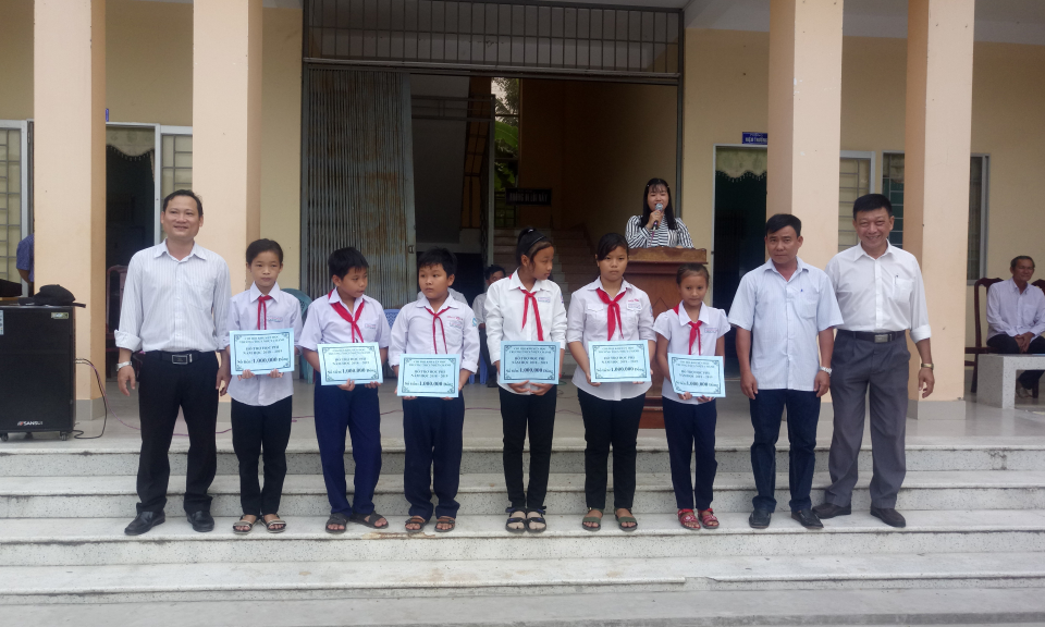 Bến Lức: trao học bổng cho c&aacute;c em học sinh c&oacute; ho&agrave;n cảnh kh&oacute; khăn