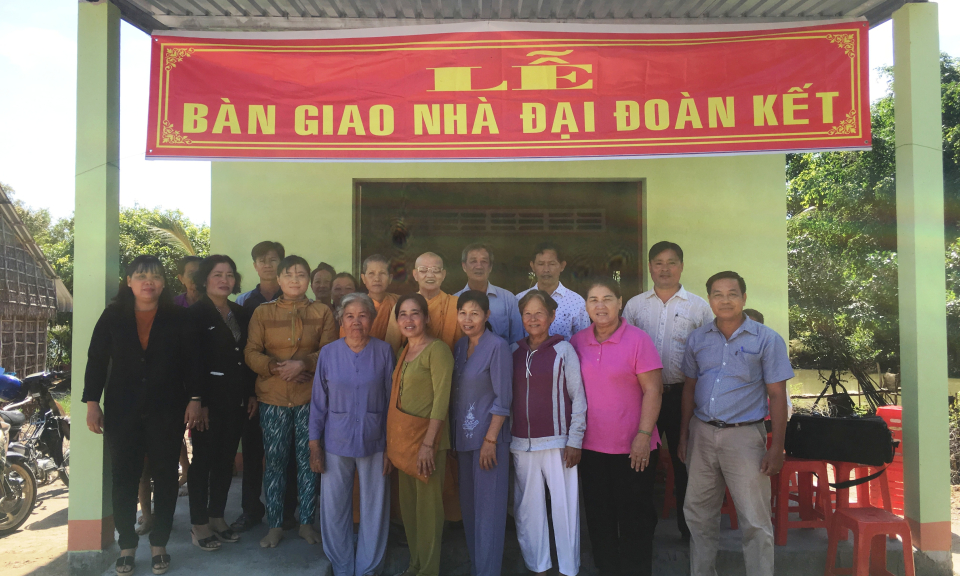 Kiến Tường: Trao tặng nh&agrave; đại đo&agrave;n kết cho hộ ngh&egrave;o