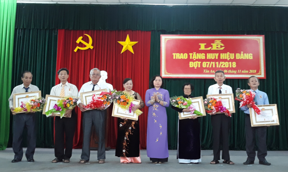 Th&agrave;nh ủy TP. T&acirc;n An tổ chức Lễ trao huy hiệu Đảng đợt 7/11 cho 14 đảng vi&ecirc;n