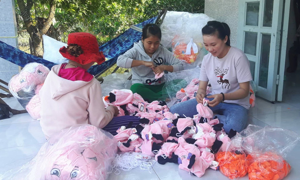 Bến Lức: Giải quyết việc l&agrave;m cho nhiều phụ nữ n&ocirc;ng th&ocirc;n