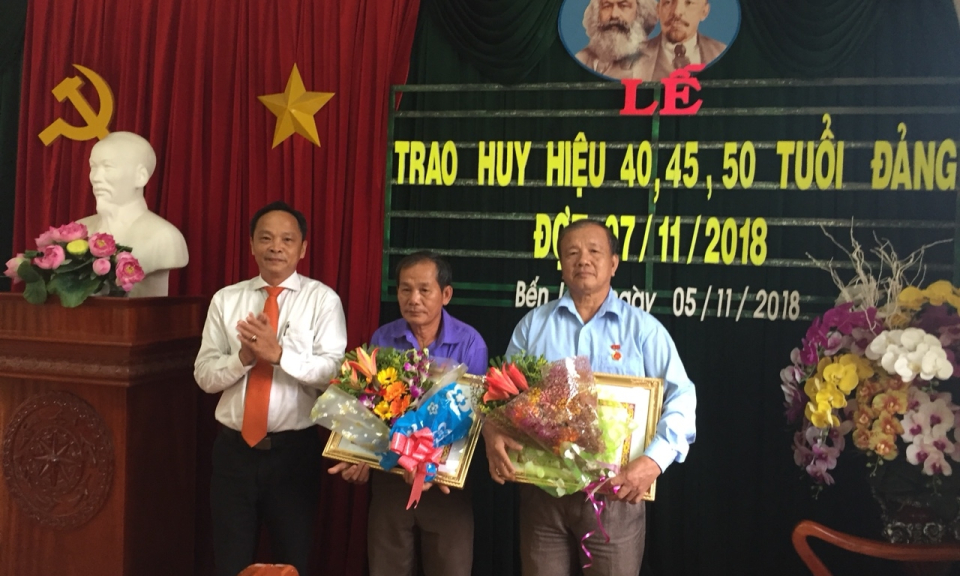 Bến Lức tổ chức lễ trao tặng huy hiệu 50, 45, 40 năm tuổi đảng