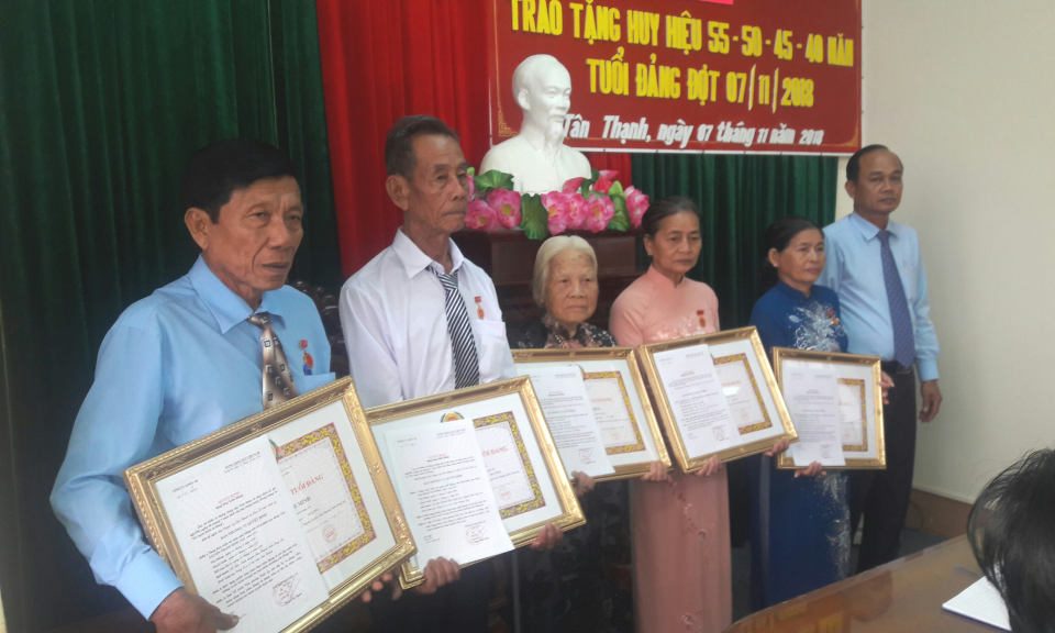 T&acirc;n Thạnh: Trao huy hiệu đảng cho c&aacute;c đảng vi&ecirc;n cao ni&ecirc;n