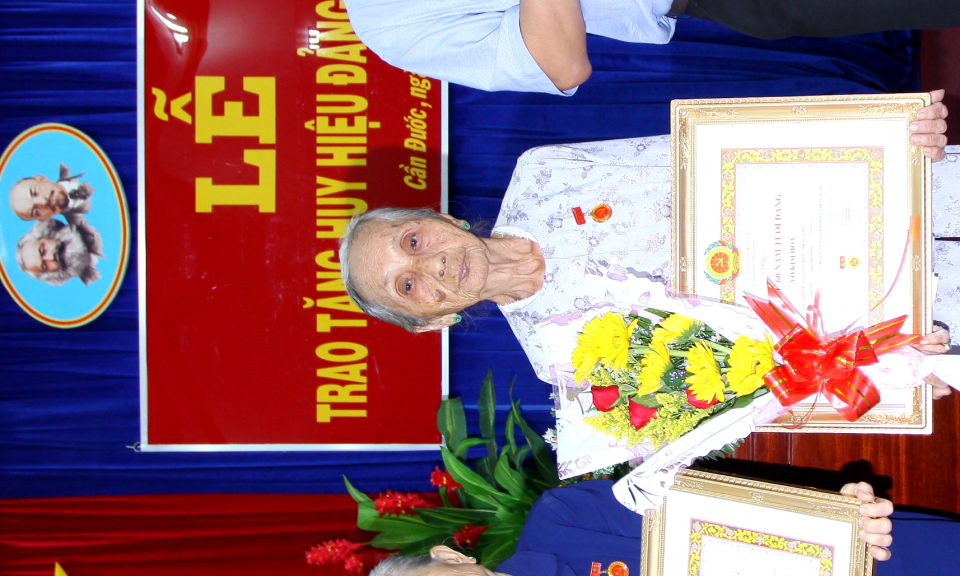 Cần Đước c&oacute; 16 đảng vi&ecirc;n được trao huy hiệu Đảng đợt 7/11/2018