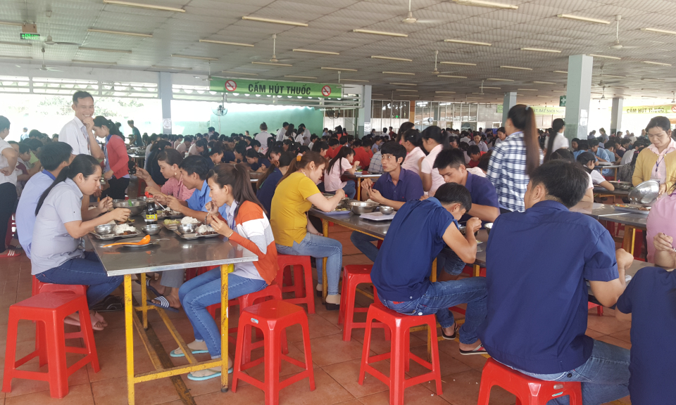 Đức H&ograve;a: Doanh nghiệp chăm lo bữa ăn dinh dưỡng cho c&ocirc;ng nh&acirc;n lao động