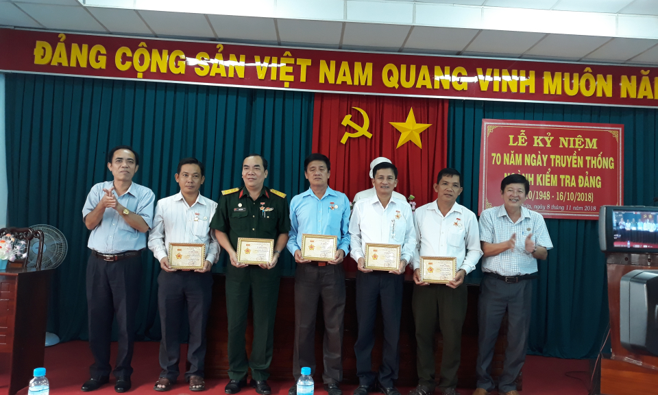 Thủ Thừa: Trao tặng kỷ niệm chương V&igrave; sự nghiệp Kiểm tra của Đảng