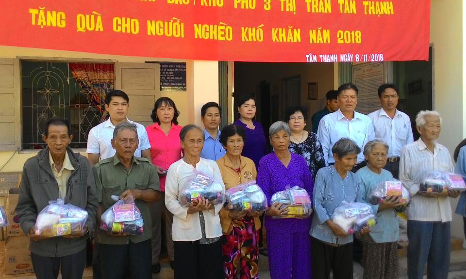 Hội chữ thập đỏ huyện T&acirc;n Thạnh tặng qu&agrave; cho gia đ&igrave;nh ngh&egrave;o kh&oacute; khăn