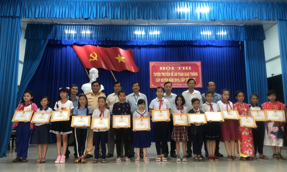 Đức Huệ, Thủ Thừa : Hội thi tuy&ecirc;n truyền về ATGT cấp tiểu học