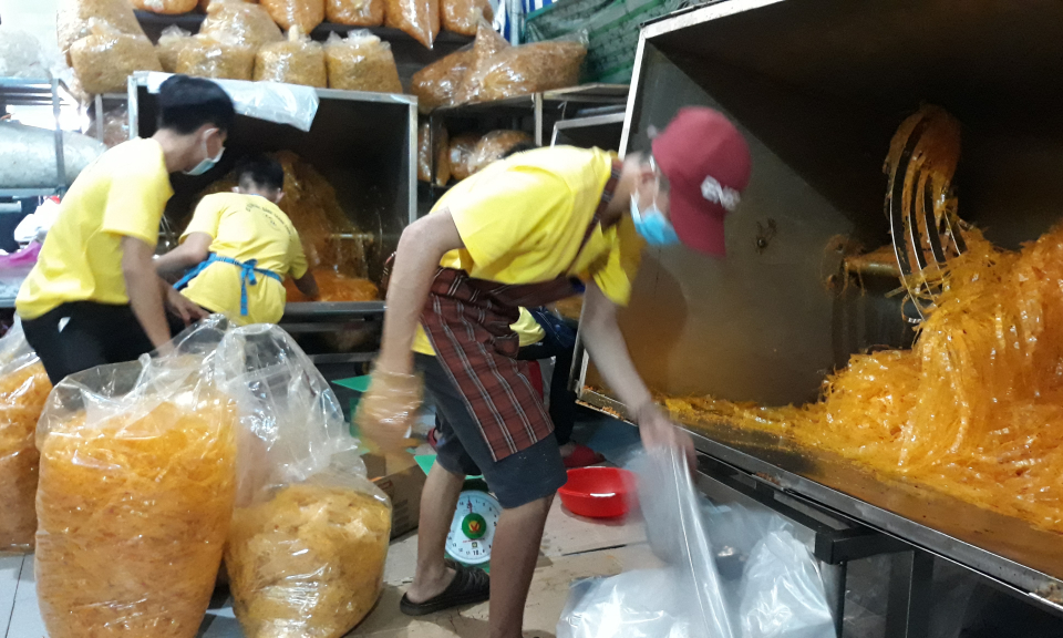 Trung t&acirc;m Khuyến c&ocirc;ng hỗ trợ m&aacute;y trộn ngang trong sản xuất b&aacute;nh tr&aacute;ng trộn