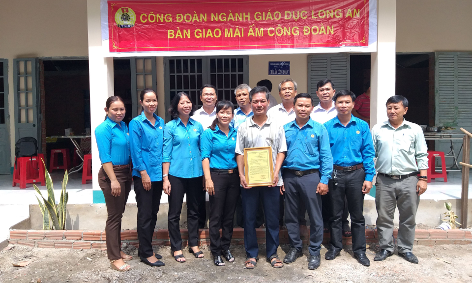 Đức Huệ tổ chức b&agrave;n giao m&aacute;i ấm c&ocirc;ng đo&agrave;n cho c&ocirc;ng đo&agrave;n vi&ecirc;n