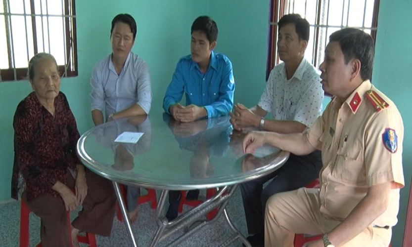 Cần Giuộc: Thăm hỏi gia đ&igrave;nh c&oacute; nạn nh&acirc;n tai nạn giao th&ocirc;ng