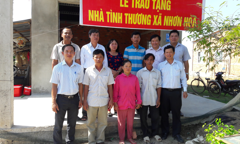 VNPT Long An trao tặng nh&agrave; t&igrave;nh thương cho hộ ngh&egrave;o