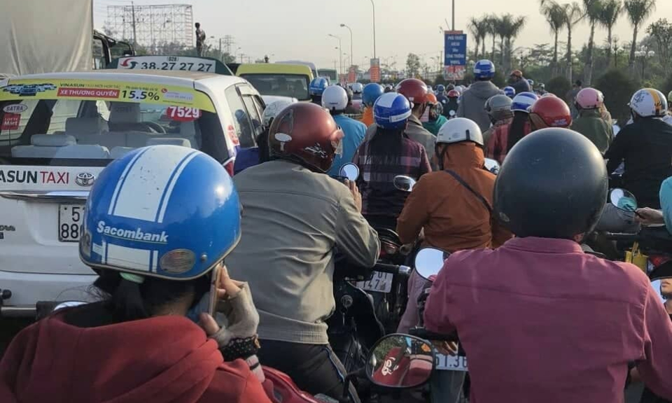 Sửa chữa cầu Bến Lức cũ, kẹt xe k&eacute;o d&agrave;i hơn 5km