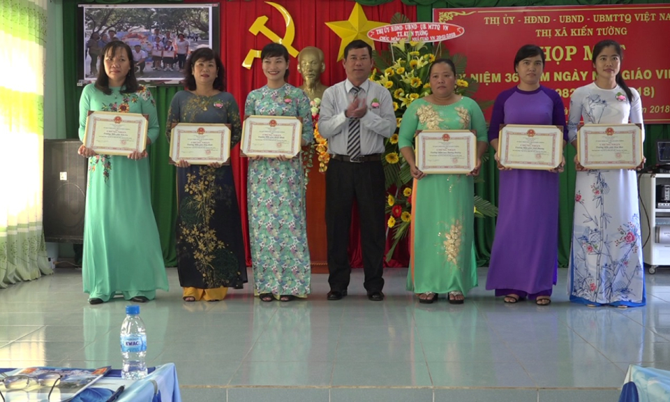 TX Kiến Tường: Họp mặt kỷ niệm 36 năm ng&agrave;y Nh&agrave; gi&aacute;o Việt Nam