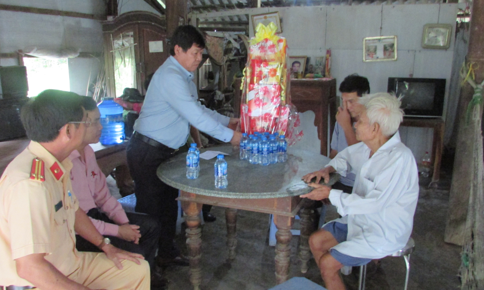 L&atilde;nh đạo huyện Bến Lức thăm hỏi gia đ&igrave;nh nạn nh&acirc;n bị tai nạn giao th&ocirc;ng