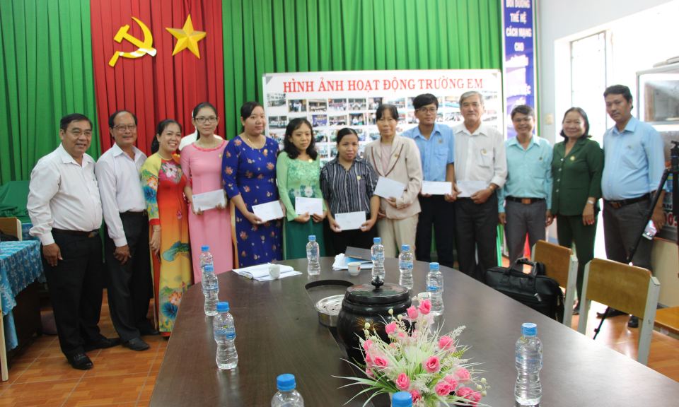 Thủ Thừa: Thăm hỏi, tặng qu&agrave; gi&aacute;o vi&ecirc;n c&oacute; ho&agrave;n cảnh kh&oacute; khăn