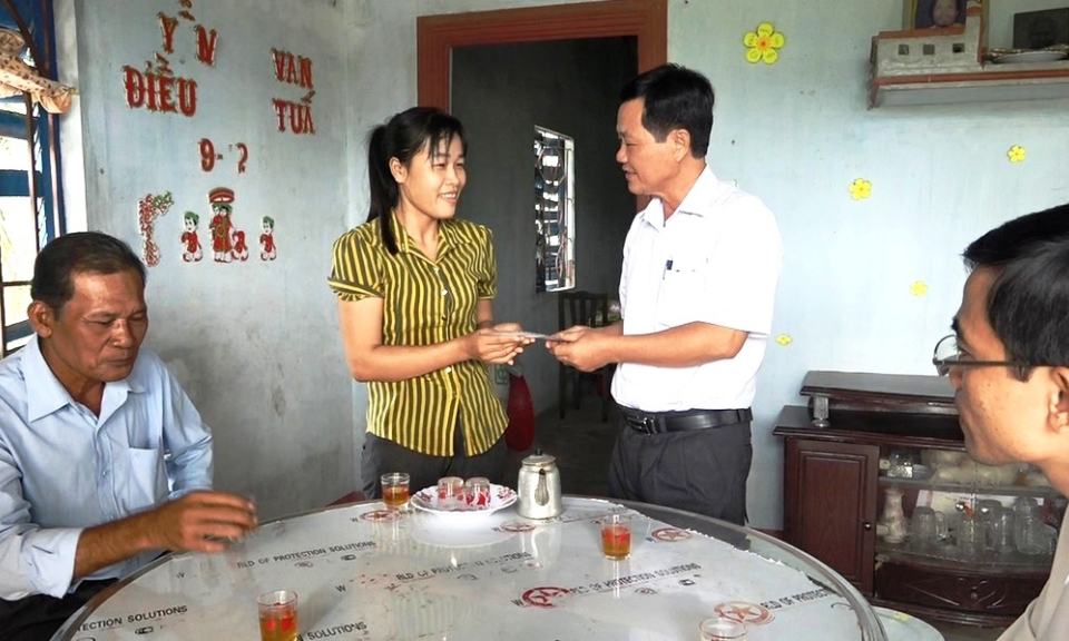 TX Kiến Tường: Thăm, tặng qu&agrave; gi&aacute;o vi&ecirc;n nh&acirc;n ng&agrave;y 20.11