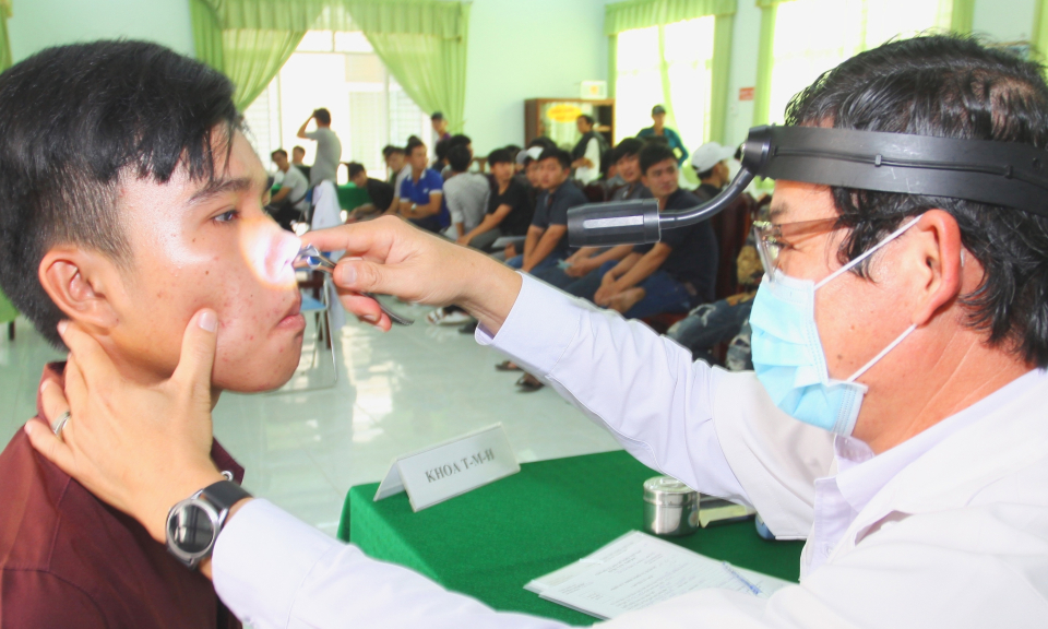 Cần Đước: Kh&aacute;m sức khỏe cho thanh ni&ecirc;n trong độ tuổi thi h&agrave;nh NVQS