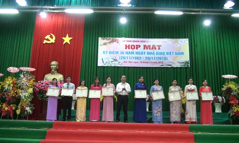 Bến Lức, Đức Ho&agrave;: Họp mặt kỷ niệm 36 năm ng&agrave;y Nh&agrave; gi&aacute;o Việt Nam