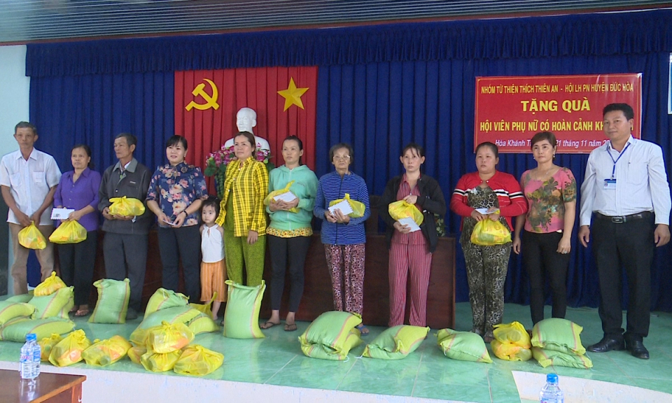 Đức Ho&agrave;: Trao tặng 50 phần qu&agrave; cho hội vi&ecirc;n phụ nữ c&oacute; ho&agrave;n cảnh kh&oacute; khăn