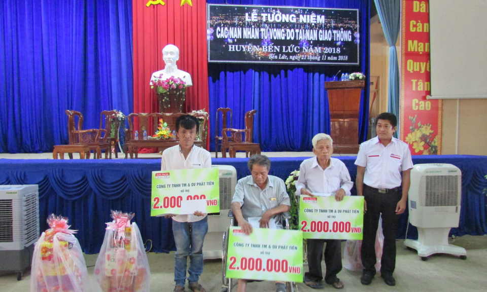 Bến Lức: Tổ chức lễ tưởng niệm nạn nh&acirc;n tử vong v&igrave; tai nạn giao th&ocirc;ng