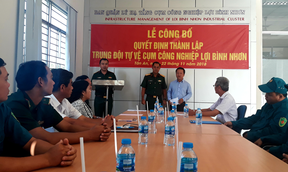 TP T&acirc;n An: Ra mắt trung đội tự vệ Cụm C&ocirc;ng nghiệp Lợi B&igrave;nh Nhơn