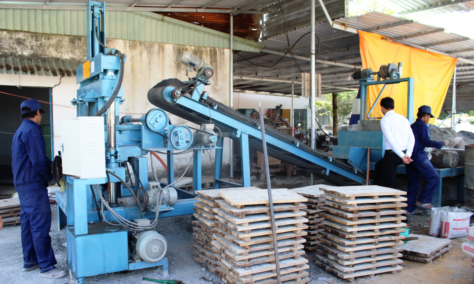 Trung t&acirc;m khuyến c&ocirc;ng Long An hổ trợ m&aacute;y &eacute;p gạch trong sản xuất gạch kh&ocirc;ng nung